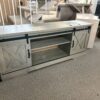 Meuble télé 60'' Gris avec 2 Portes Coulissantes - Monarch – Image 5