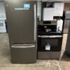 Ensemble cuisine ardoise: Réfrigérateur 20,9 pi³ à Congélateur Inférieur et Cuisinière 5 pi³ avec Air Fry – Image 6