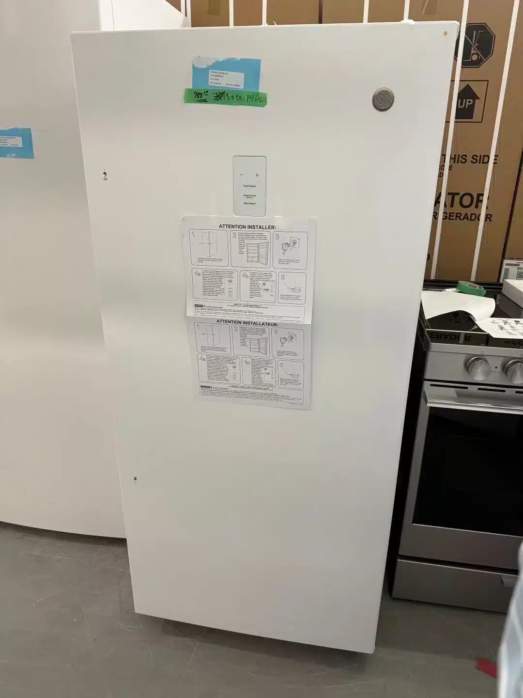 Congélateur vertical GE – 28", 14,1 pi³, dégivrage automatique, éclairage intérieur, blanc – FUF14SMRWW – Image 5