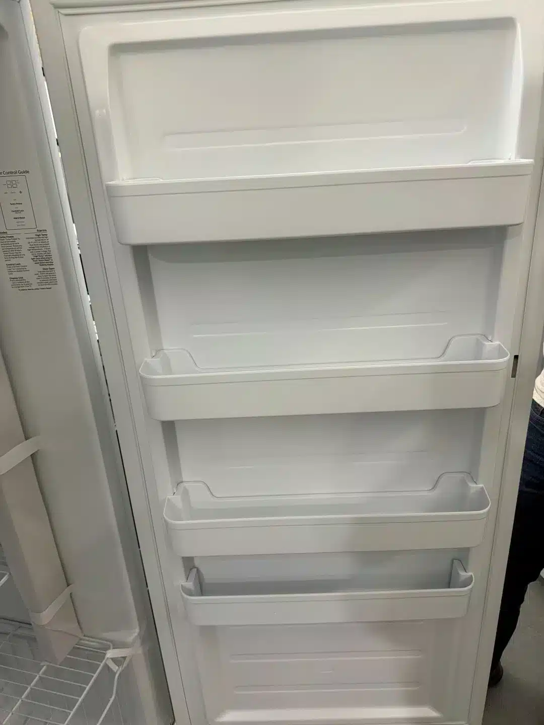 Congélateur vertical GE – 28", 14,1 pi³, dégivrage automatique, éclairage intérieur, blanc – FUF14SMRWW – Image 4