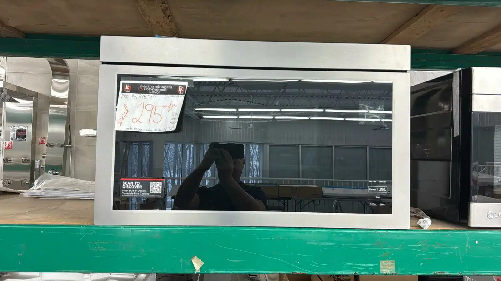 Micro-onde à hotte intégrée KitchenAid 30 pouces 1,1 pi³ inox – YKMMF330PPS00 – Image 6