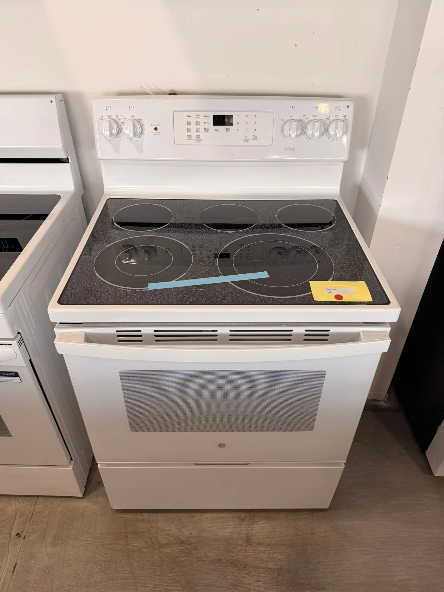 Cuisinière électrique GE – 30 pouces, 5 pi³, convection véritable, blanc – JCB840DVWW – Image 7