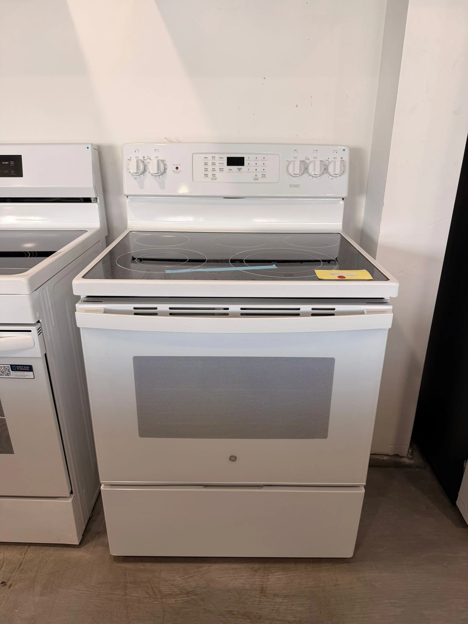 Cuisinière électrique GE – 30 pouces, 5 pi³, convection véritable, blanc – JCB840DVWW – Image 6