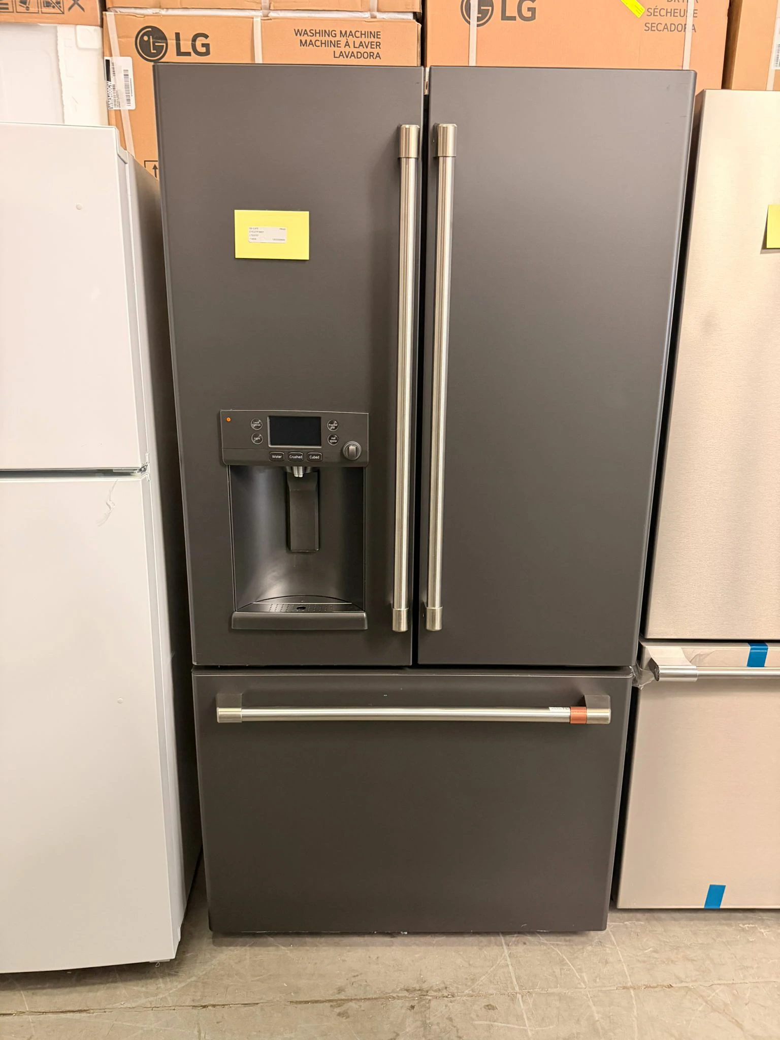 Réfrigérateur GE Café à portes françaises, 36 pouces avec eau et glace, noir – CYE22TP3MD1 – Image 6