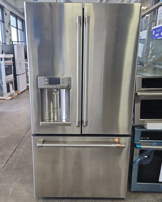 Réfrigérateur GE Café 22 pouces à profondeur comptoir portes françaises avec eau chaude – CYE22TP2MS1 – Image 6