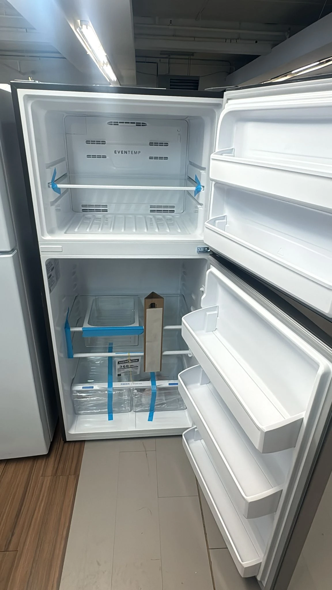 Réfrigérateur à congélateur supérieur Frigidaire, 30 pouces 18,2 pi³, acier inoxydable – FRTE1835AV - Image 5