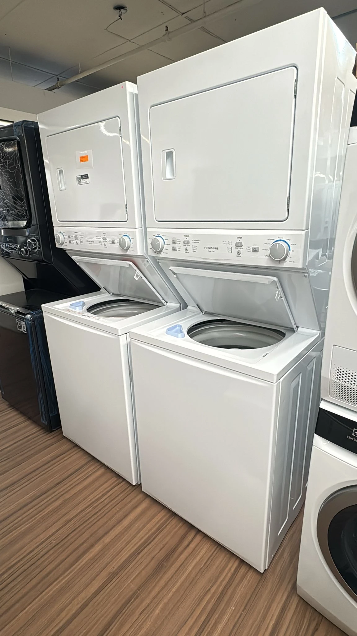 Centre de lavage Frigidaire laveuse-sécheuse superposé – 27 pouces, laveuse 4,5 pi³, sécheuse 5,6 pi³, électrique, blanc – FLCE752CAW – Image 4