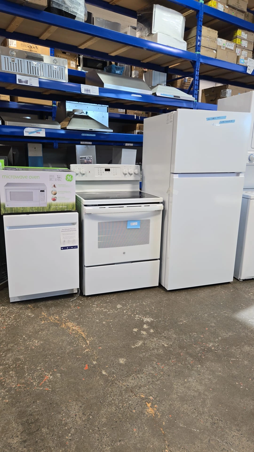 Ensemble cuisine blanc - réfrigérateur 18 pi³, cuisinière Air Fry & lave-vaisselle - ARTM180WE & JCB840DVWW & UBT410SGVWW – Image 3