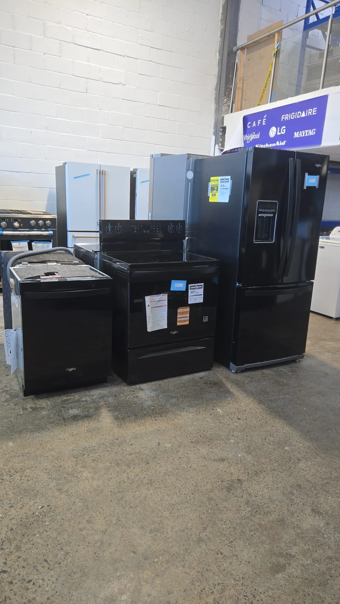 Ensemble cuisine Whirlpool noir - réfrigérateur 20 pi³, cuisinière & lave-vaisselle - WRF560SEHB + YWFES3530RB + WDT550SAPB – Image 3