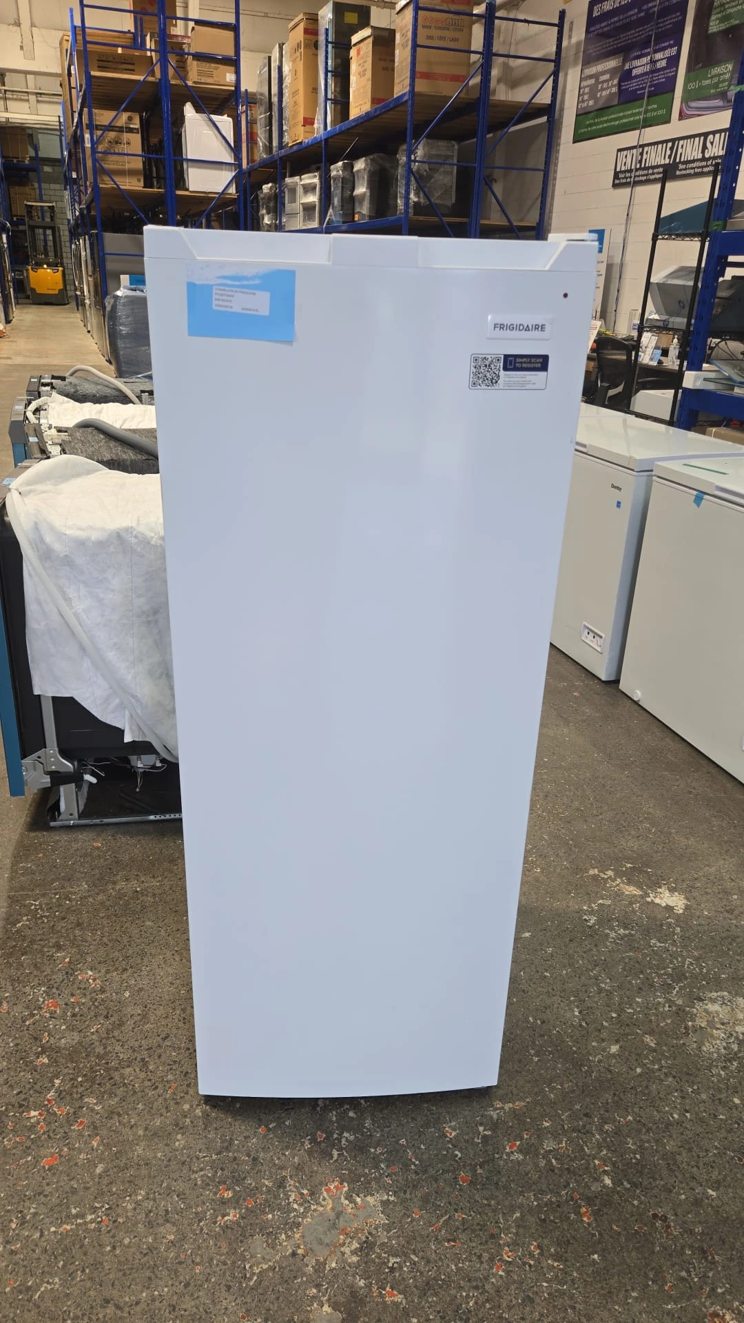Congélateur vertical Frigidaire de 22 po, 7 pi³, convertible, prêt pour le garage et ENERGY STAR – FFUE0726AW – Image 4