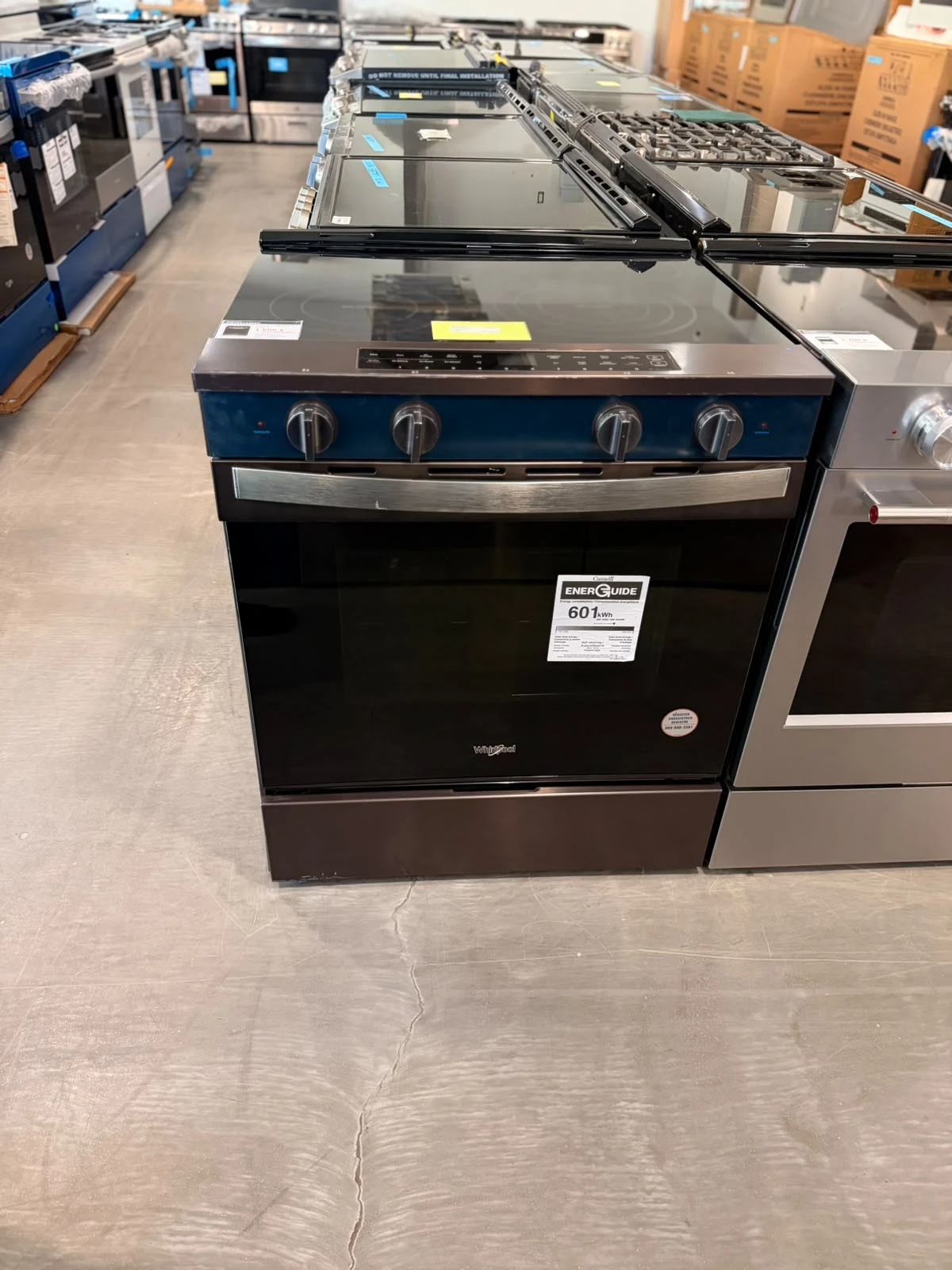 Cuisinière électrique Whirlpool 30 po - WipeClean, vraie convection & inox noir - YWSES7530RV – Image 4