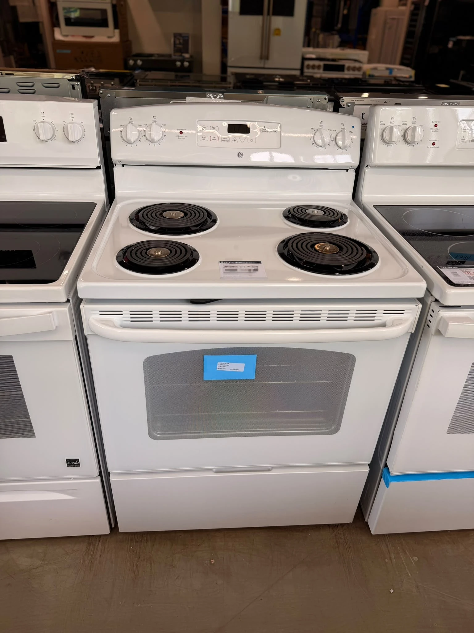 Cuisinière GE à serpentins - SensiTemp, four autonettoyant & 5,0 pi³ - JCBP240DMWW – Image 3