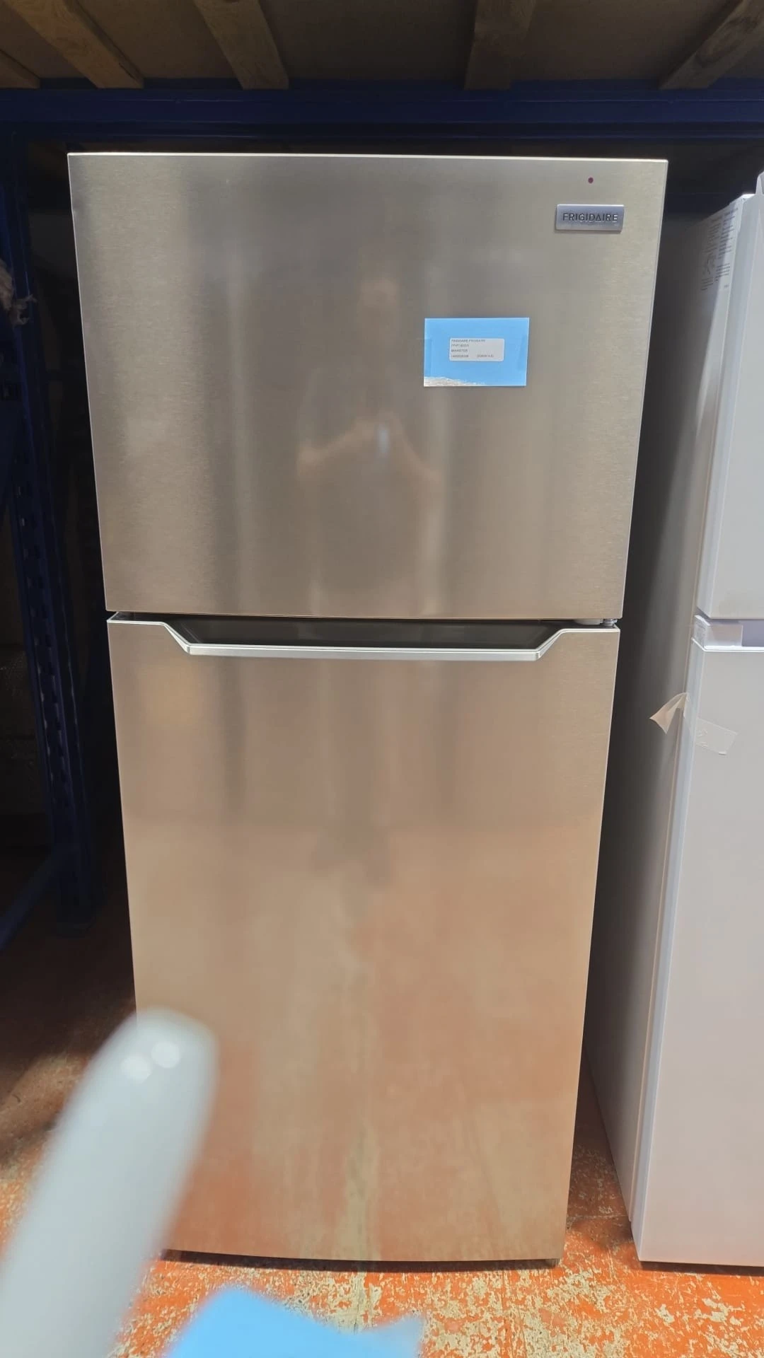 Réfrigérateur Frigidaire 28 pouces, 17,6 pi³ et congélateur supérieur – FFHT1822UV – Image 4