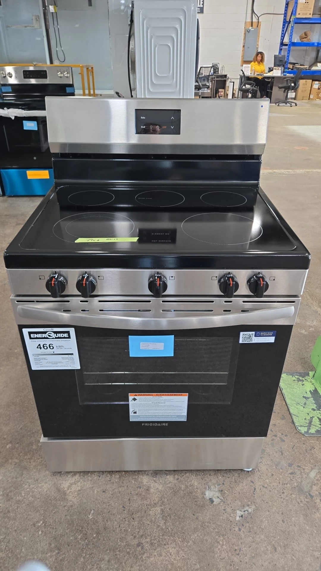 Cuisinière électrique Frigidaire à ébullition rapide - 30 pouces inox, Quick Boil 3 000 W et four 5,3 pi³ - FCRE305CBS – Image 4