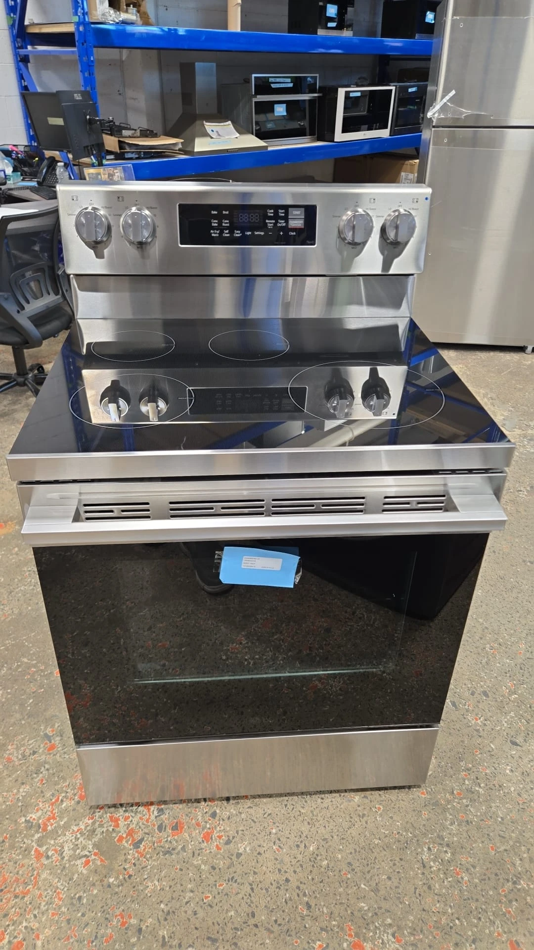 Cuisinière à induction LG UltraHeat - 30 po, 3 900 W, four 6,3 pi³ et inox - LRIN6323YE - Image 3