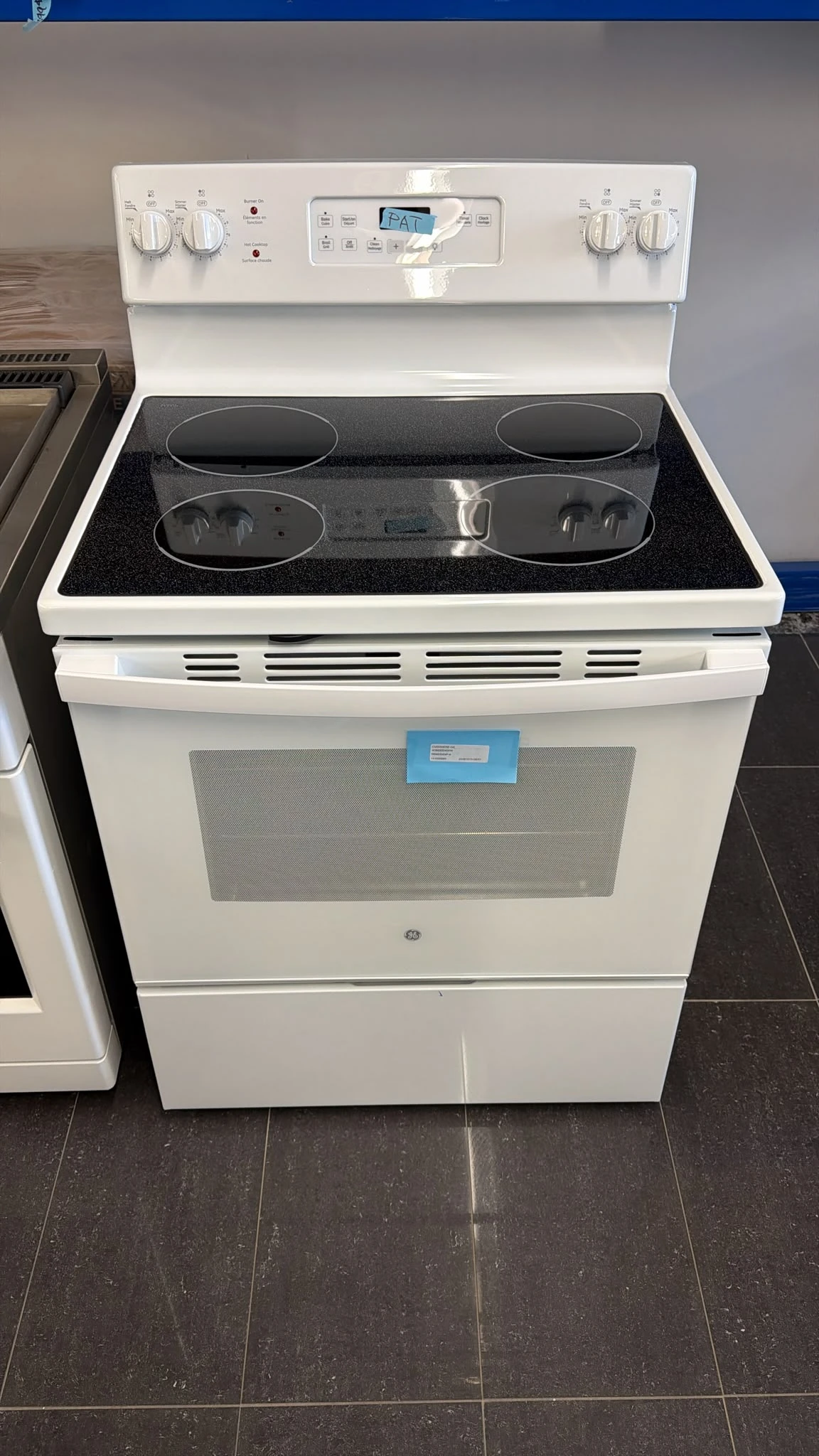 Cuisinière électrique GE 30 pouces 5 pi³ avec four autonettoyant blanche – JCB630DKWW – Image 6