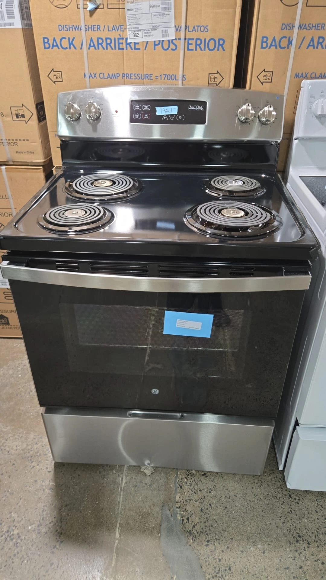 Cuisinière électrique GE à serpentins relevables - 30 po inox, four 5 pi³ et tiroir de rangement - JCBS350SVSS – Image 7