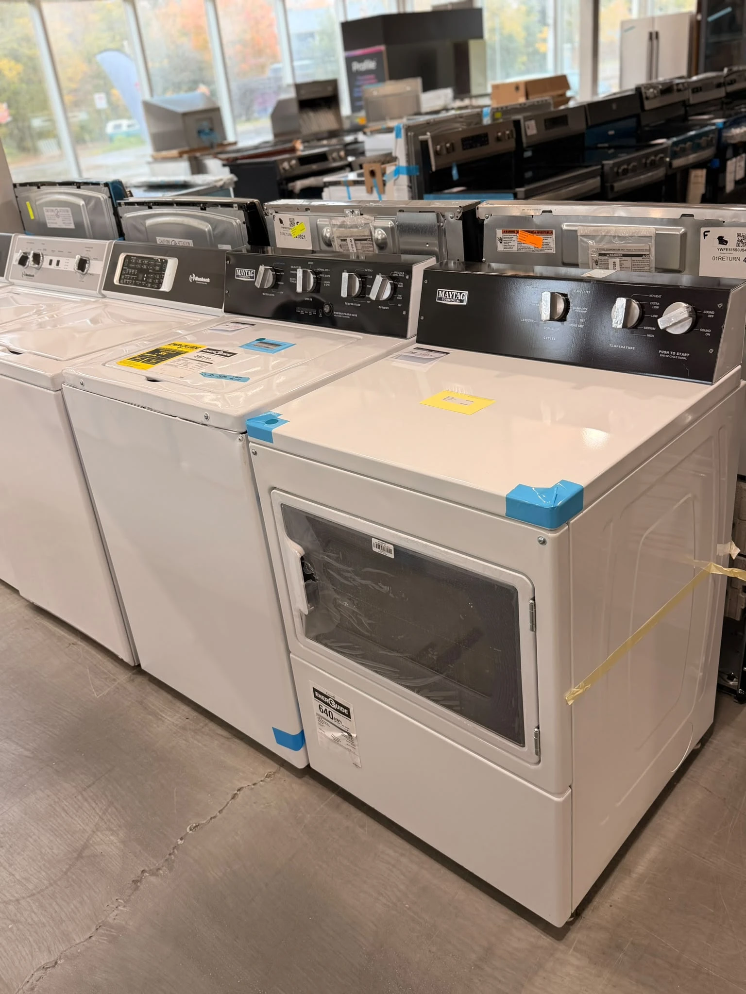 Ensemble laveuse-sécheuse Maytag Commercial PowerWash - 27 po blanc, 4,0 pi³ & 7,4 pi³ - MVWP586GW & YMEDP586GW – Image 5
