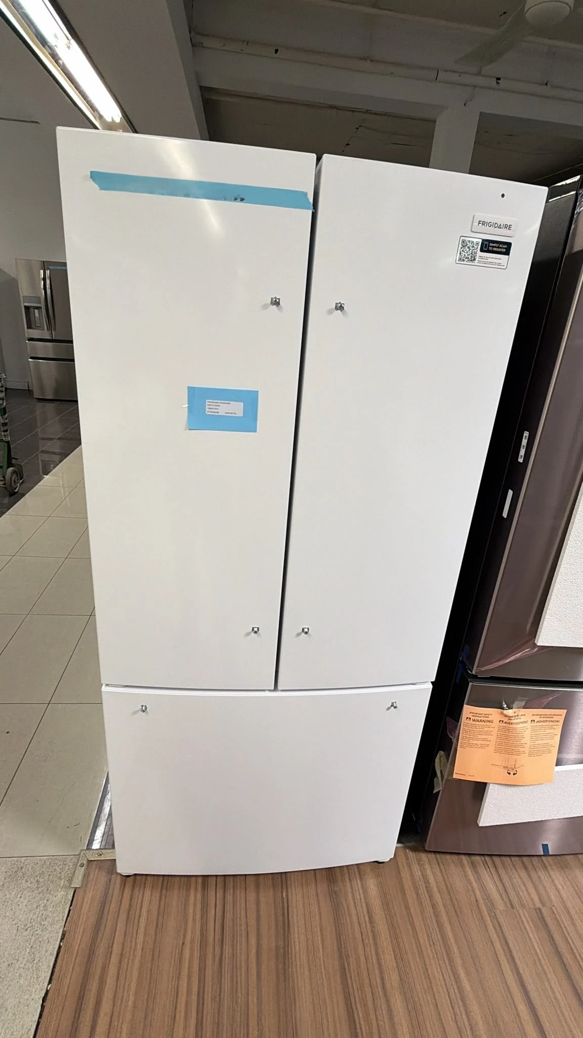 Réfrigérateur Frigidaire blanc à profondeur de comptoir - 32 po, 17,6 pi³ et portes françaises - FRFG1723AW - Image 4