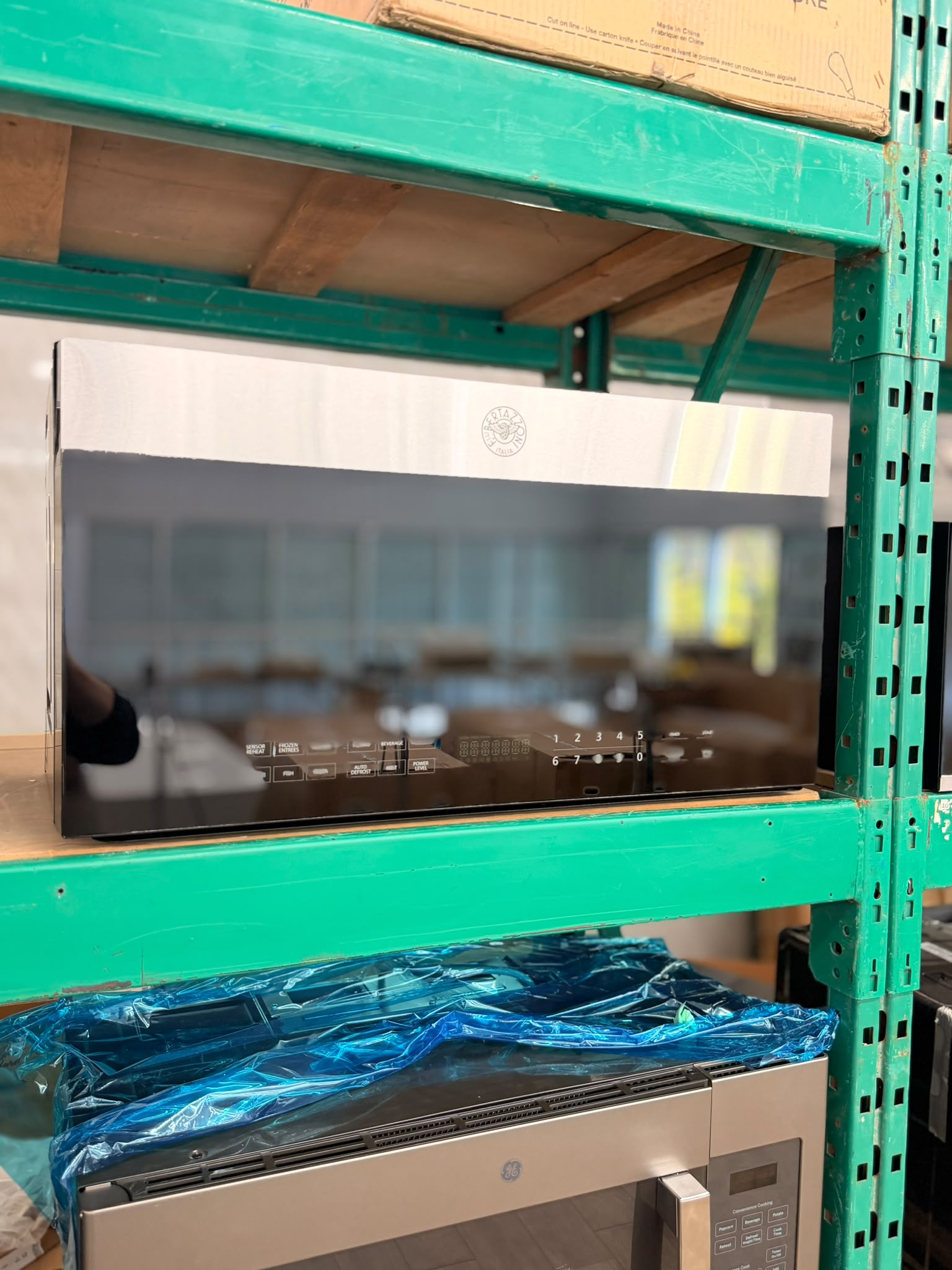 Micro-ondes Bertazzoni 30 pouces 1,9 pi³ avec hotte intégrée – KOTR30XV – Image 3