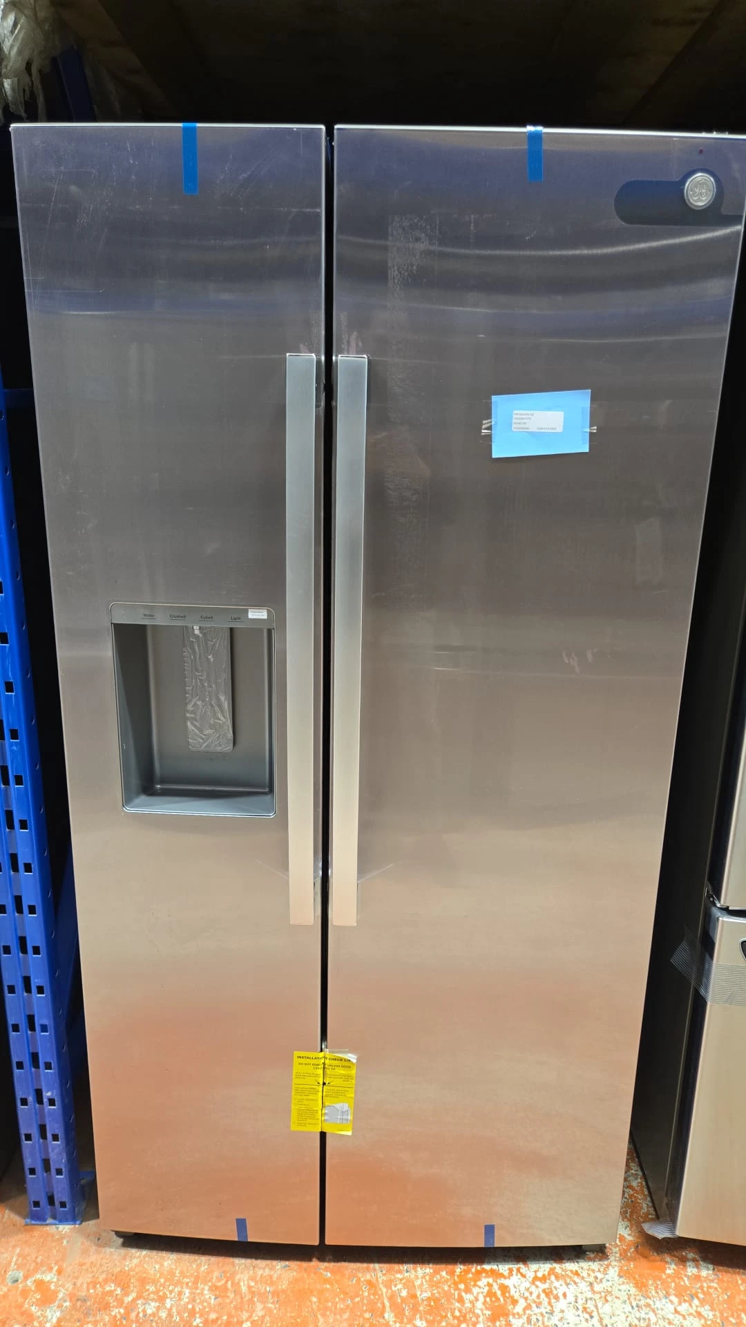 Réfrigérateur GE côte à côte 36 po inox, 28 pi³, distributeur d'eau extra-haut et glaçons - GSS28NYYFS – Image 3