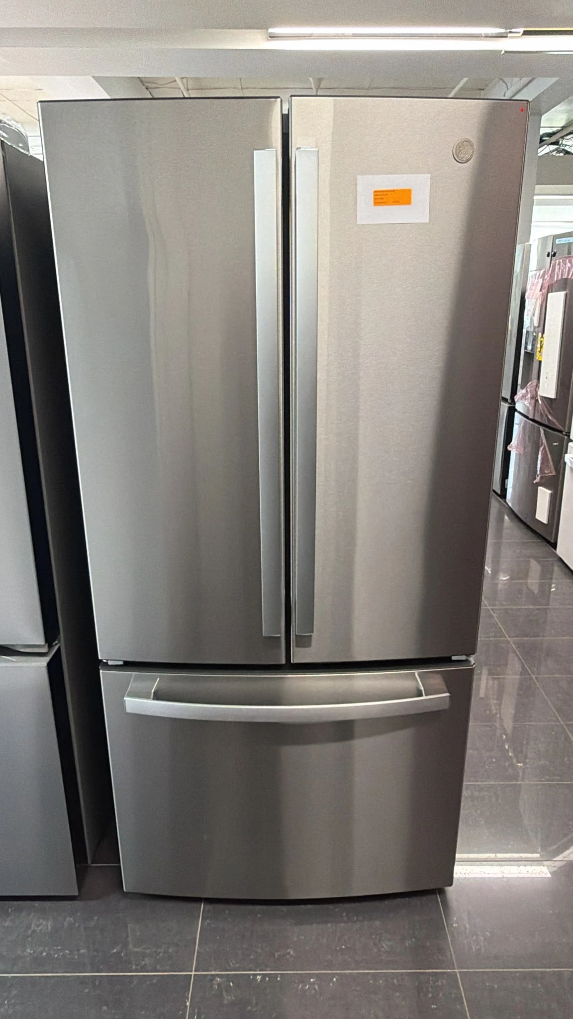 Réfrigérateur GE à portes françaises - 33 po inox, 18,6 pi³, eau filtrée intérieure et profondeur comptoir - GWE19JYLFS – Image 3