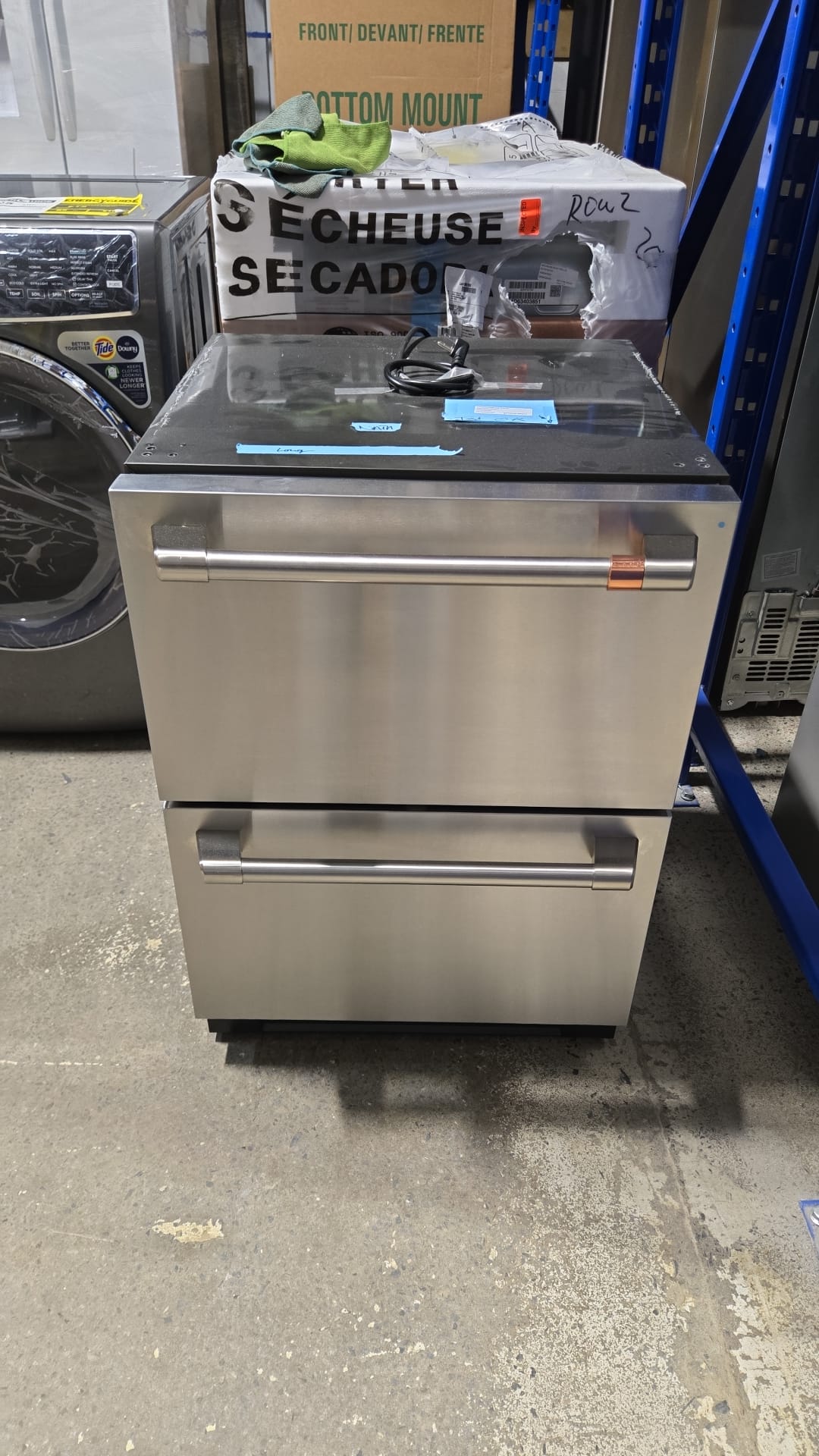 Réfrigérateur encastrable GE Café à deux tiroirs - 24 pouces inox, 5,7 pi³ et boissons à portée de main - CDE06RP2NS1 – Image 7
