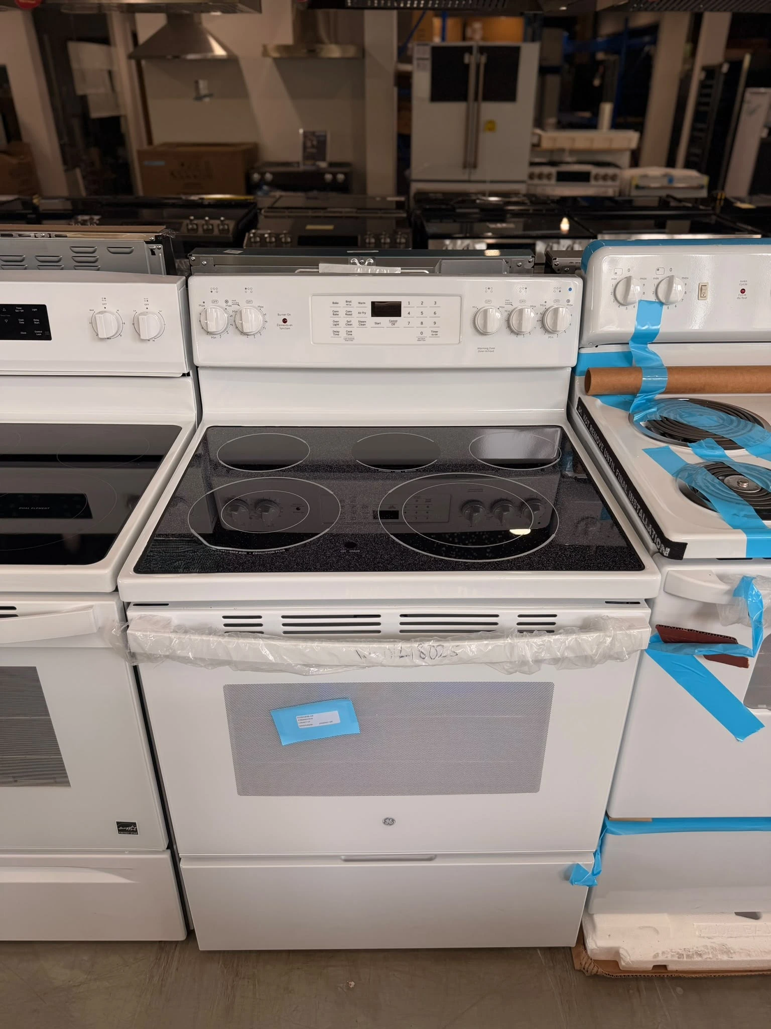 Cuisinière électrique GE blanche - Air Fry sans préchauffage, Steam Clean & 5 pi³ - JCB840DVWW – Image 4