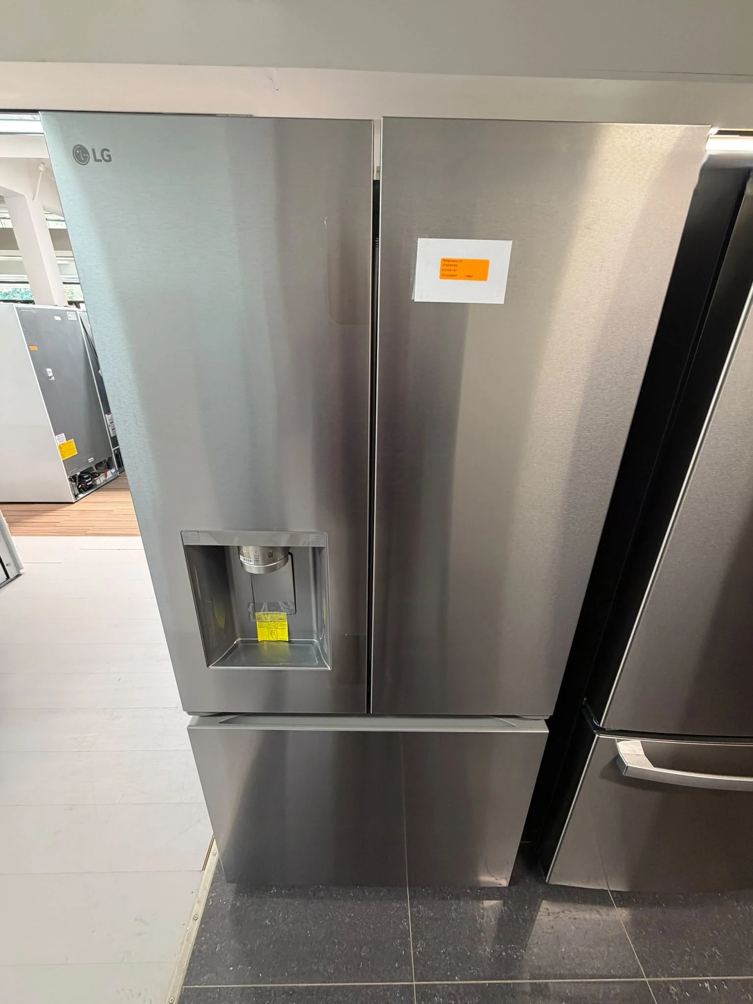 Réfrigérateur LG à portes françaises - 33 po inox, 20,2 pi³, double machine à glaçons et profondeur comptoir - LF20C6330S - Image 3